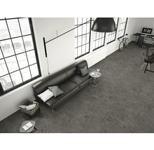 Obývací pokoj s pohovkou, stolem a oknem pro moderní atmosféru