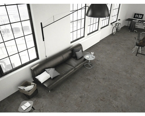 Obývací pokoj s pohovkou, stolem a oknem pro moderní atmosféru