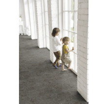 Děti stojí u okna ve světlé místnosti s tmavou podlahovou krytinou