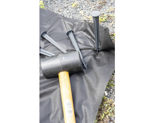 Zahradní textilie se upevňuje pomocí gumové palice a zemních kotev.