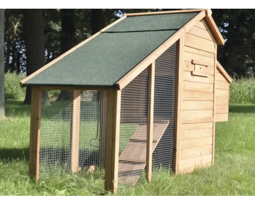 Dřevěný kurník s drátěným pletivem a rampou