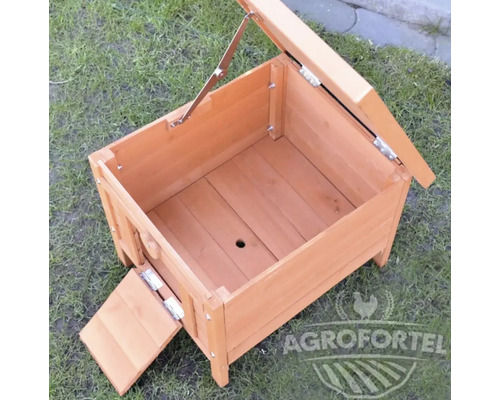 Otevřený dřevěný kurník s vyklopeným víkem