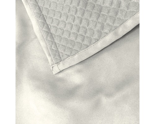 Detailní záběr prošívané přikrývky