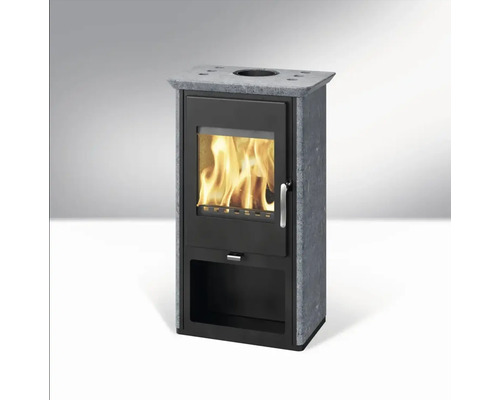 Krbová kamna s kamenným obkladem a ohněm v topeništi