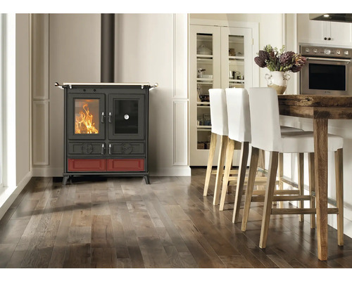 Obývací pokoj s kamny na dřevo, pultem a barovými stoličkami