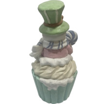 Dekorativní figurka cupcaku s kloboukem a cukrovou tyčinkou