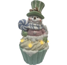 Figurka sněhuláka na podstavci ve tvaru cupcaku s LED osvětlením