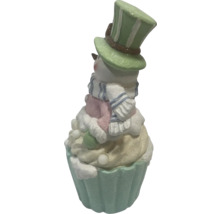 Figurka sněhuláka na základu cupcaku s cylindrem
