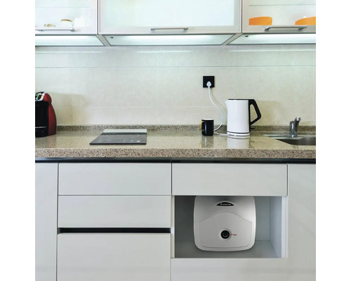 Kuchyně s ohřívačem vody Ariston pod umyvadlem