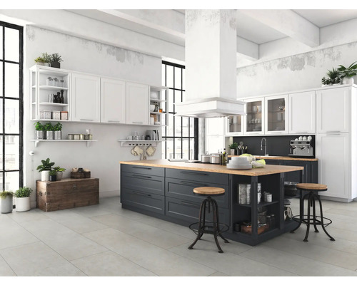 Světlá kuchyně v loftovém stylu s kuchyňským ostrovem, bílými skříňkami a policemi