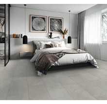 Moderní ložnice s manželskou postelí, nočním stolkem, závěsnými svítidly a nástěnným uměním