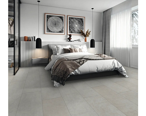 Moderní ložnice s manželskou postelí, nočním stolkem, závěsnými svítidly a nástěnným uměním