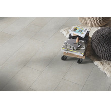 Položená podlahová krytina v obývacím pokoji s dekorativními prvky.