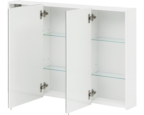 Otevřená bílá zrcadlová skříňka se třemi dvířky a skleněnými policemi do koupelny