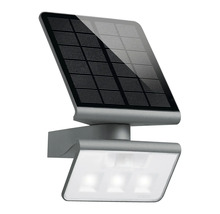 Solární lampa s detektorem pohybu pro montáž na stěnu