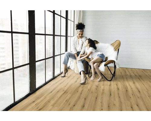 Světlý obývací pokoj s dřevěnou podlahou a matka s dítětem u okna