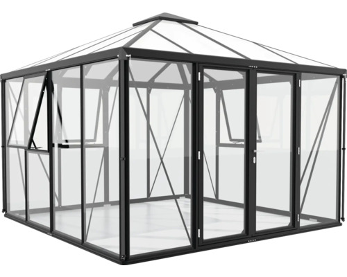 Skleník se skleněnými stěnami a černým rámem