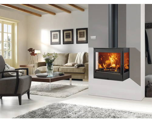 Obývací pokoj s krbovými kamny, pohovkou a konferenčním stolkem