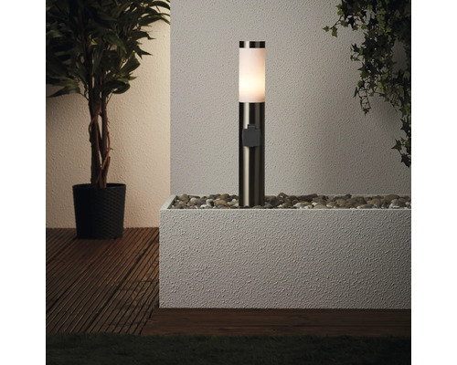 Venkovní svítidlo na kamenech v květináči vedle rostlin