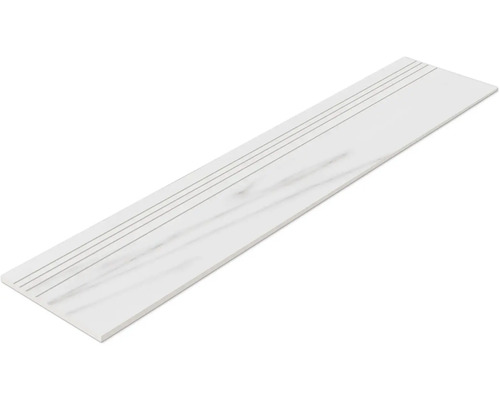 Bílá schodová dlaždice s drážkami a mramorovým vzhledem.