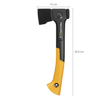 Štípací sekera Fiskars X14 o délce 35,5 cm a šířce hlavy 13 cm.
