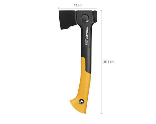 Štípací sekera Fiskars X14 o délce 35,5 cm a šířce hlavy 13 cm.