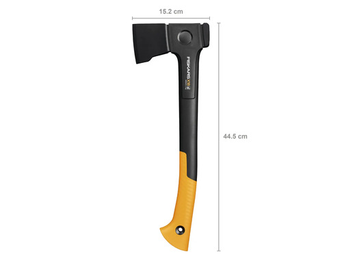 Štípací sekera Fiskars X18 o délce 44,5 cm a šířce hlavy 15,2 cm.