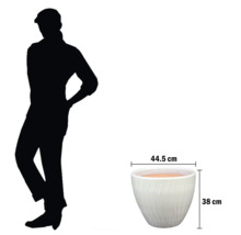 Květináč o rozměrech 44,5 cm na šířku a 38 cm na výšku