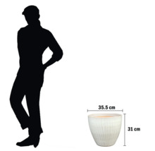 Bílý květináč o rozměrech 35,5 cm krát 31 cm.