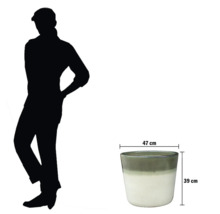 Dekorativní květináč o rozměrech 47 x 39 cm vedle siluety