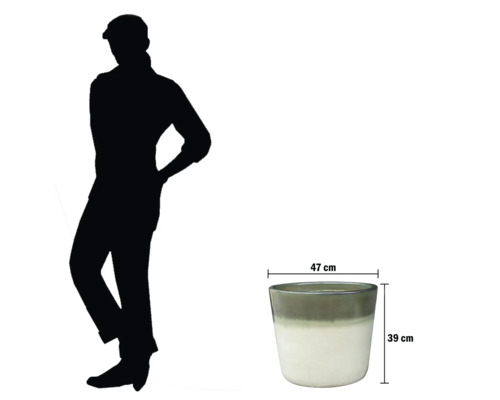 Dekorativní květináč o rozměrech 47 x 39 cm vedle siluety