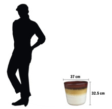 Květináč o rozměrech 37 x 32,5 cm vedle osoby pro zobrazení velikosti.