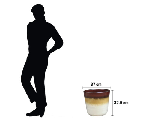 Květináč o rozměrech 37 x 32,5 cm vedle osoby pro zobrazení velikosti.