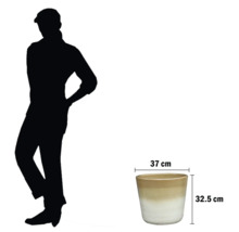 Keramický květináč o rozměrech 37 cm x 32.5 cm.