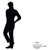 Keramický talíř o rozměrech 30 cm krát 4,5 cm zobrazený vedle siluety osoby