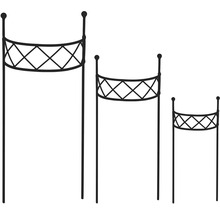Tři kovové podpěry pro rostliny v různých výškách