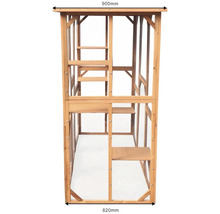 Volně stojící kočičí dům ze dřeva s několika úrovněmi a drátěným pletivem