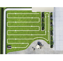 Pohled shora na zahradu s robotickou sekačkou, která sleduje trasu vyznačenou bílými šipkami