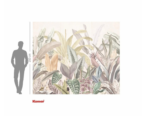 Logo Komar. Fototapeta s motivem džungle a rostlinným designem o výšce 250 centimetrů.
