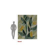 Logo společnosti Komar. Nástěnná malba s motivem citronu, skládající se ze čtyř částí o rozměrech 50 cm, 100 cm, 150 cm a 200 cm, výška 250 cm.