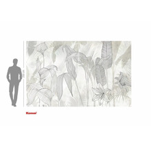 Foto tapeta s rostlinným vzorem a osobou pro porovnání velikosti. Logo Komar.