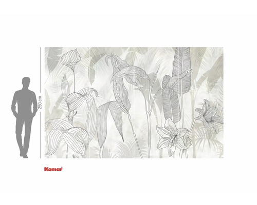 Foto tapeta s rostlinným vzorem a osobou pro porovnání velikosti. Logo Komar.