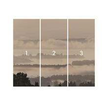 Vliesová tapeta s motivem mlhavé krajiny, skládající se ze tří částí