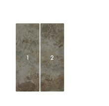 Dvě dekorativní dlaždice s květinovým vzorem.