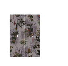 Dva pruhy tapety s rostlinnými motivy.