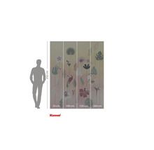 Logo Komar. Nástěnná malba s rostlinnými motivy, rozměry 250 cm výška a 200 cm šířka.