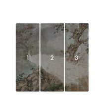 Třídílná nástěnná malba s krajinnou scénou.