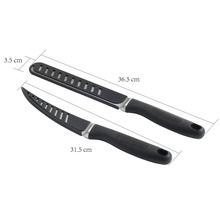 Dva filetovací nože s černou rukojetí a čepelí s výřezy, délky 36,5 cm a 31,5 cm