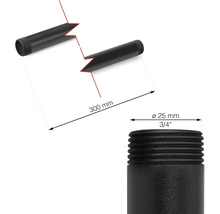 Detailní záběr černé závitové trubky o délce 300 milimetrů a průměru 25 milimetrů