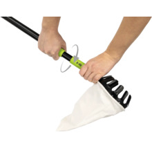 Osoba ovládá sběrač ovoce